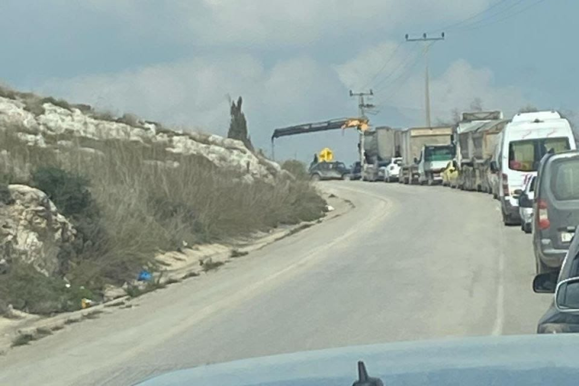 جيش الاحتلال ينصب بوابة جديدة عند مدخل بلدة سيلة الظهر جنوب غرب مدينة جنين باتجاه مستوطنة &quot;حومش&quot;، وهو ما يعني إغلاق محافظة جنين عند إغلاق هذه البوابة.. 