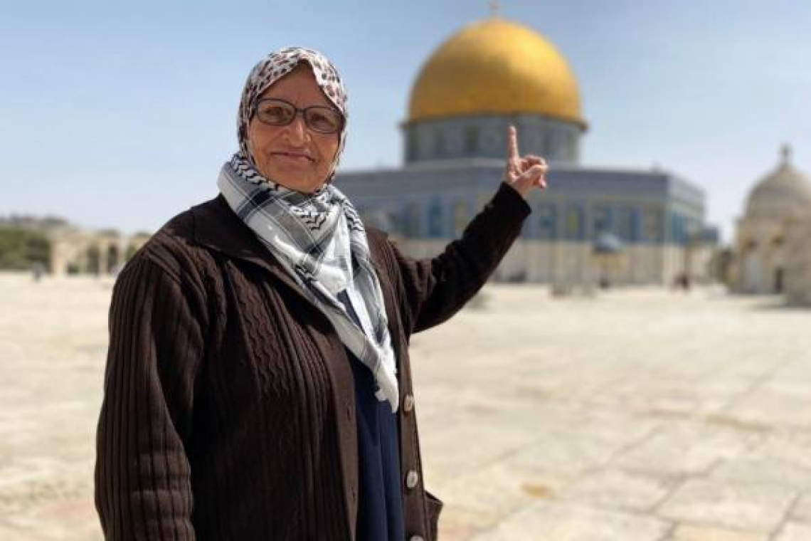 عاجل | الاحتلال يسلم المرابطة نفيسة خويص استدعاءً للتحقيق بعد اقتحام منزلها في القدس .